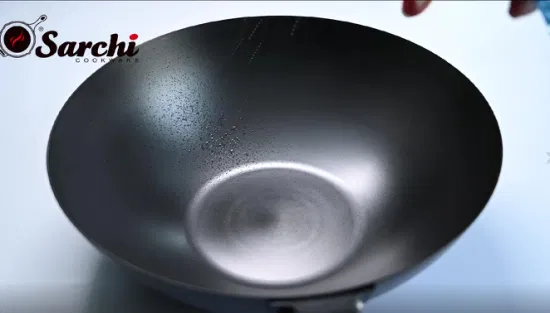 Traditionelle chinesische japanische Woks-Pfanne. Wok-Pfanne aus Karbonstahl mit rundem Boden